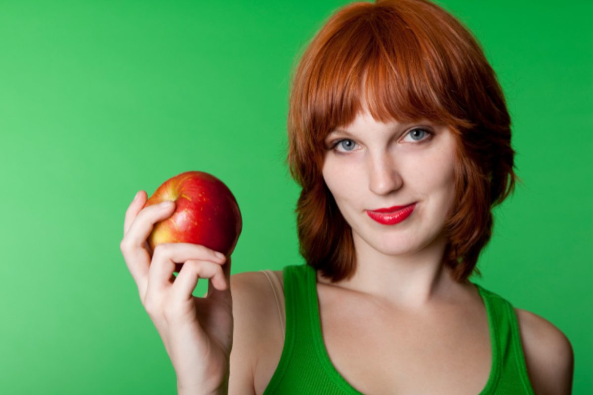 donna con in mano una mela