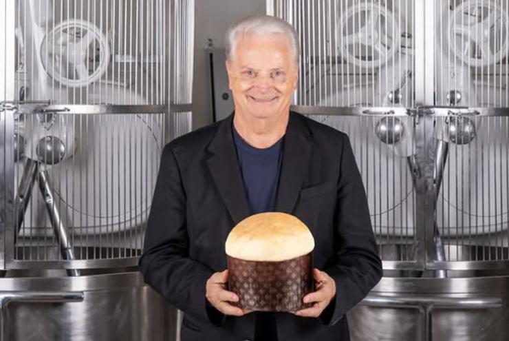 iginio massari con in mano un panettone