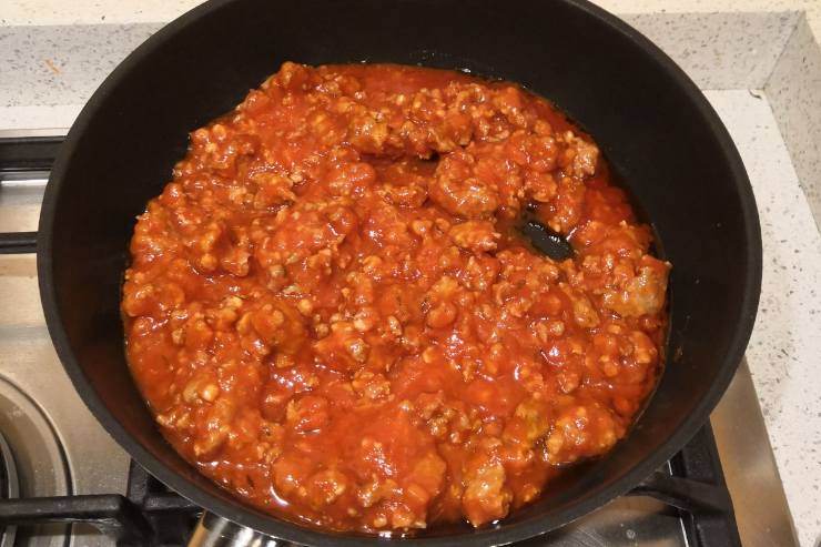pentola con ragù di carne
