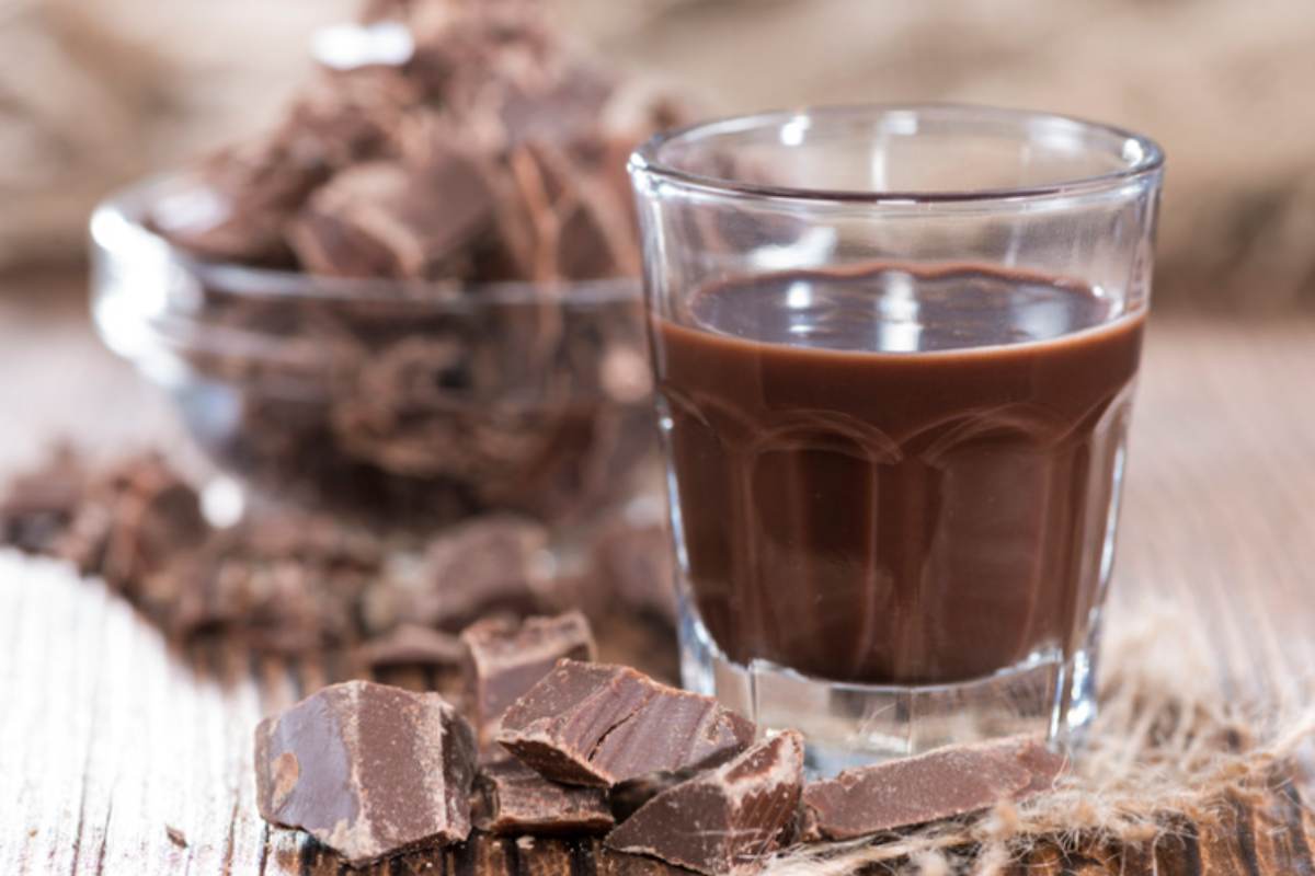 bicchiere con liquore al cioccolato