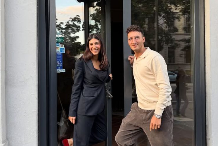 Monir e la fidanzata alessia fuori dal ristorante che apriranno a breve a milano