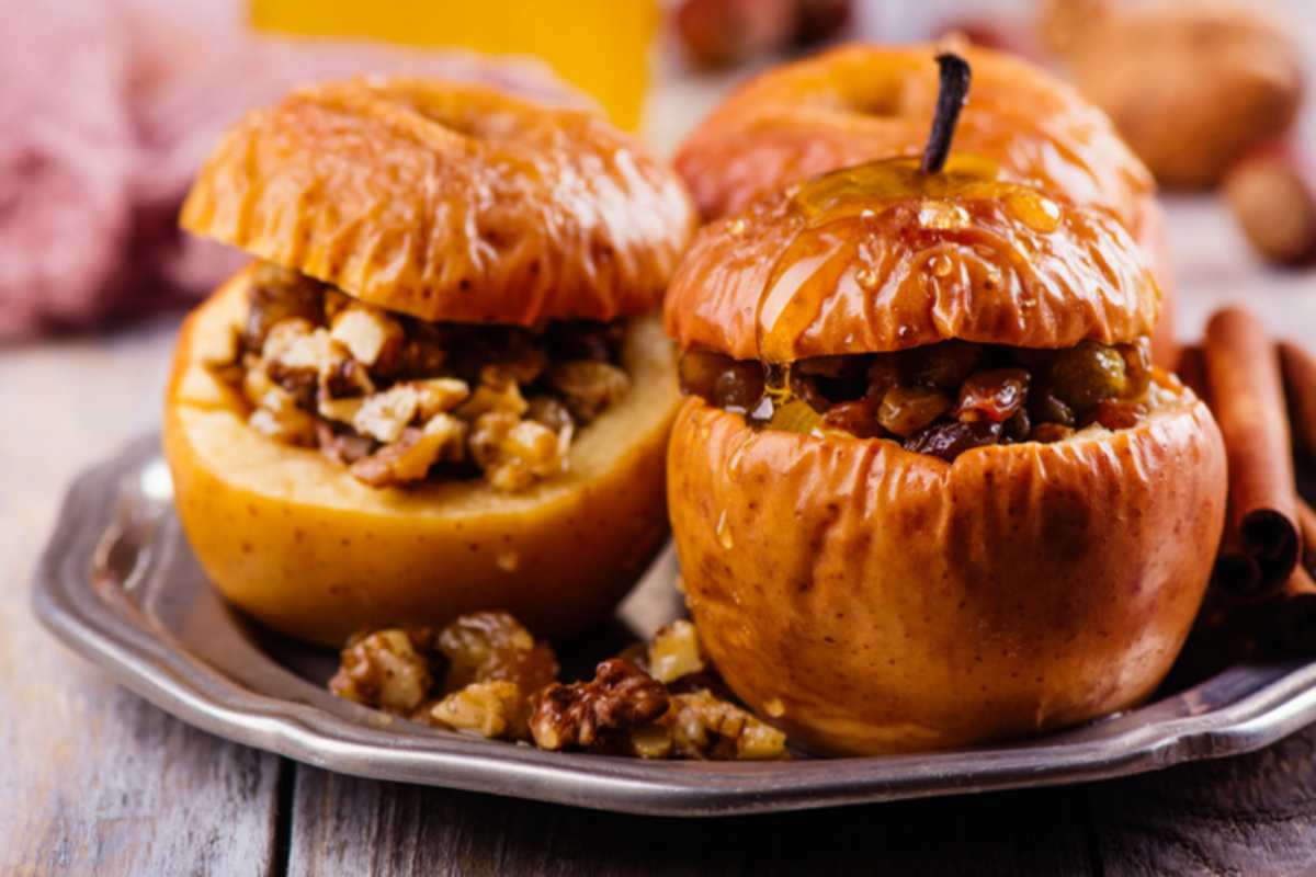 due mele ripiene di noci su vassoio d'argento