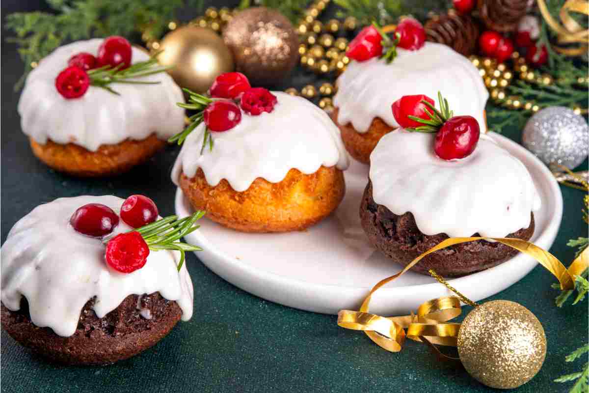 Mini plumcake natalizi su una tavola di Natale
