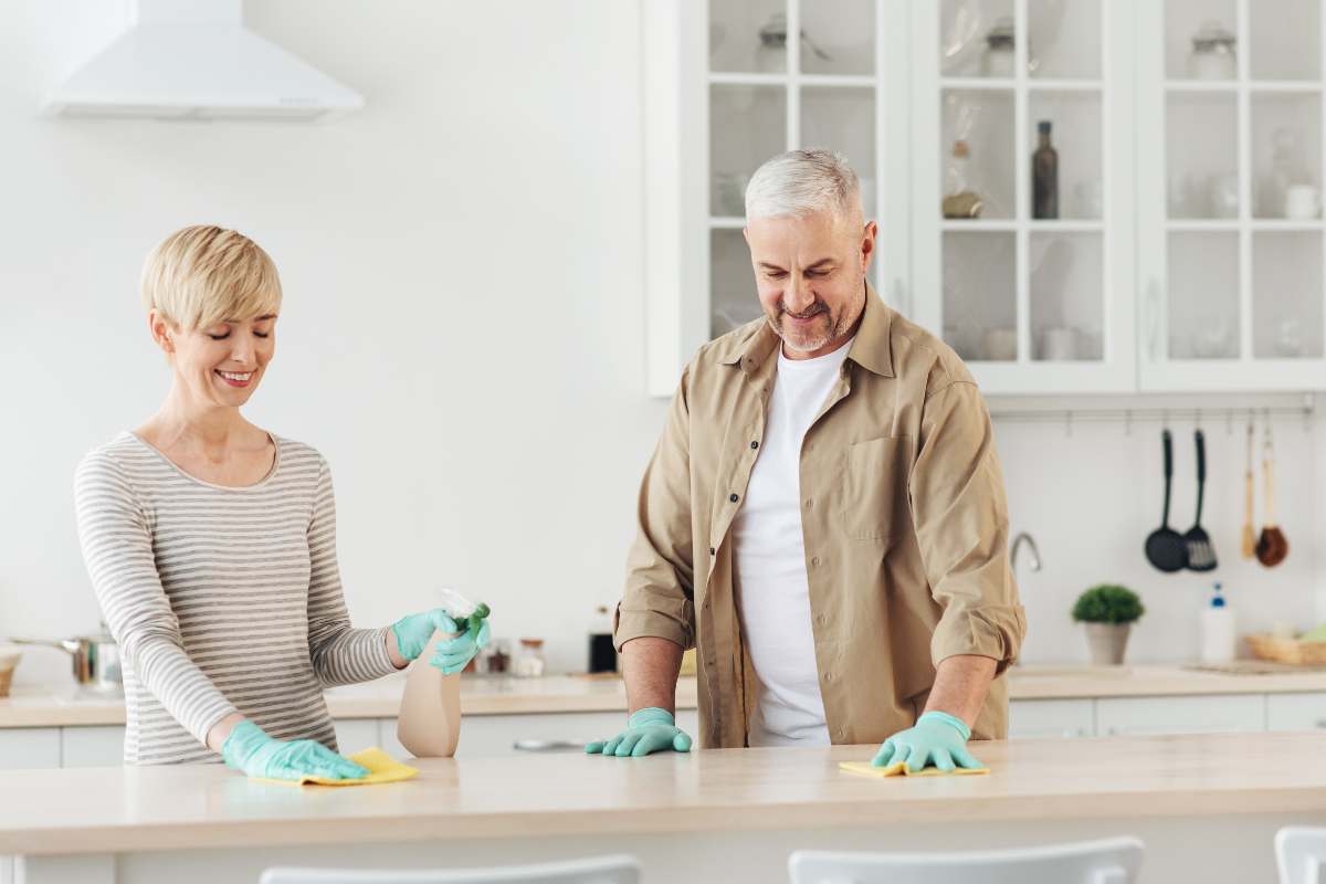 coppia che spolvera mobile