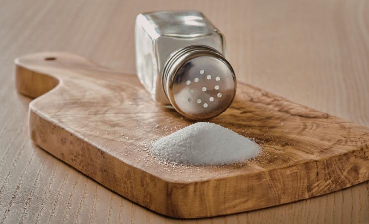 sale da cucina su tagliere