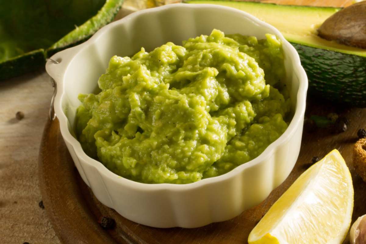 ciotola con mousse di avocado