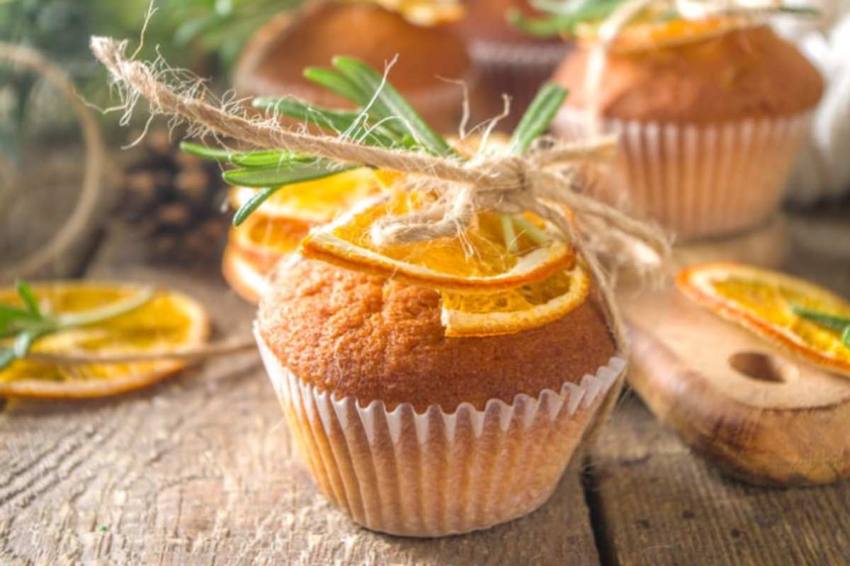muffin all'arancia con fettine di arancia a decorare