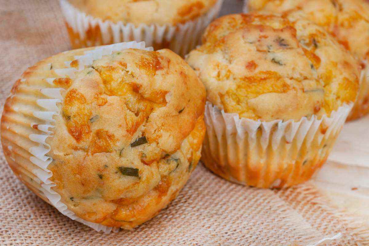 muffin salati appena sforanati sul tavolo