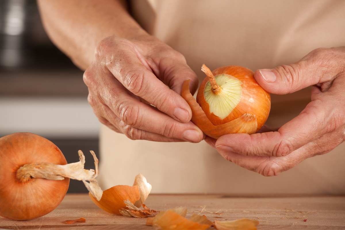 sbucciare cipolla