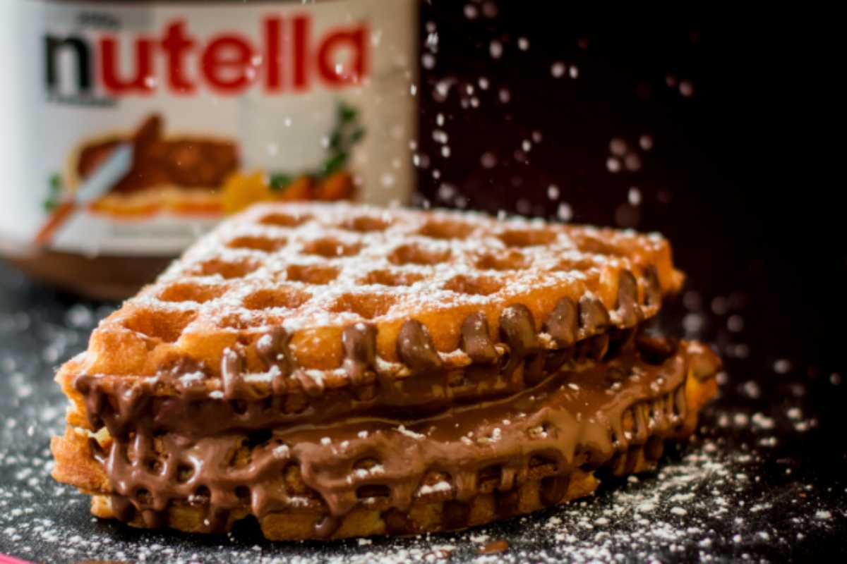 waffel con nutella e barattolo di nutella