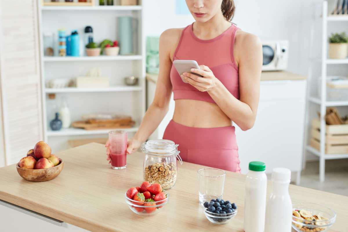 Donna pronta per fare colazione prima della palestra