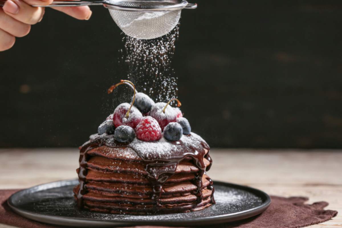 pancake al cioccolato con spolverata di zucchero a velo