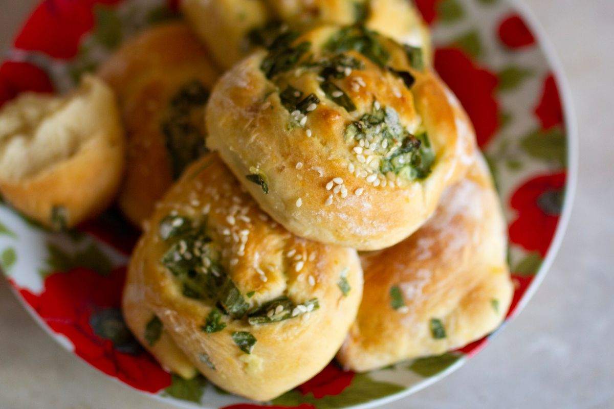 piatto con panini alle erbe