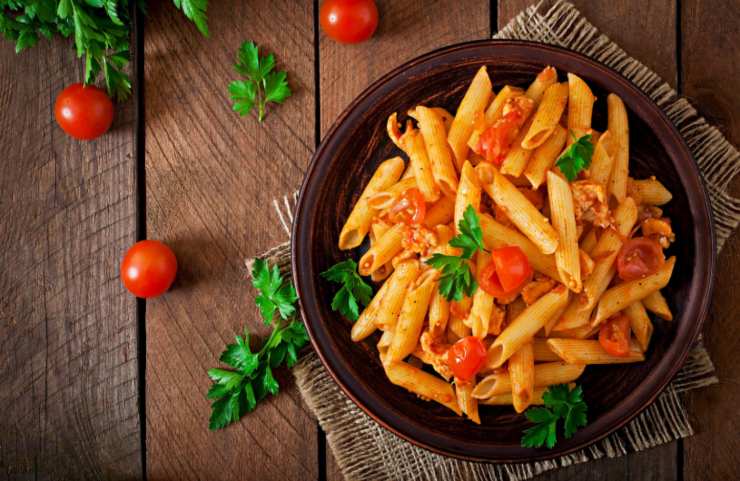 piatto di penne al pomodoro