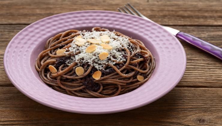 spaghetti radicchio e mandorle