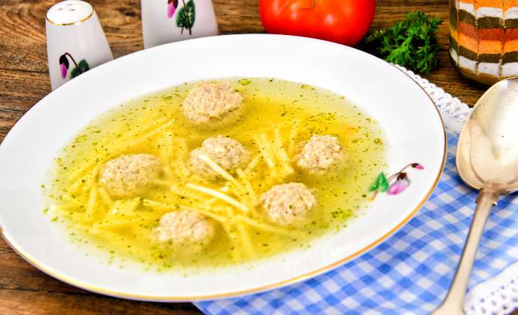 piatto di pastina con polpette