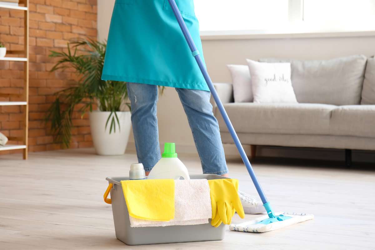 lavare pavimento e secchio con detersivi e stracci