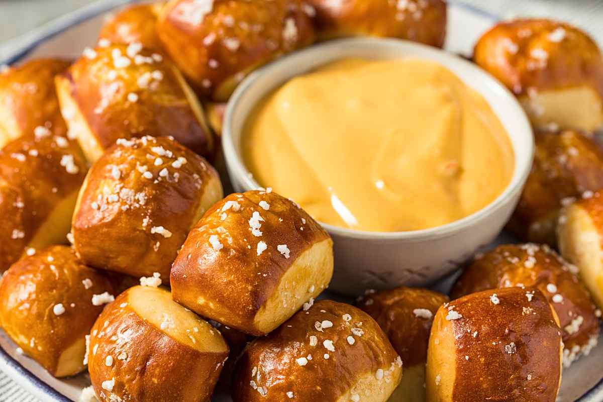 palline di pretzel con salsa