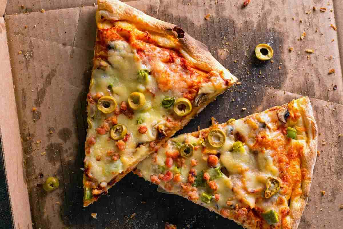 due tranci di pizza nel cartone