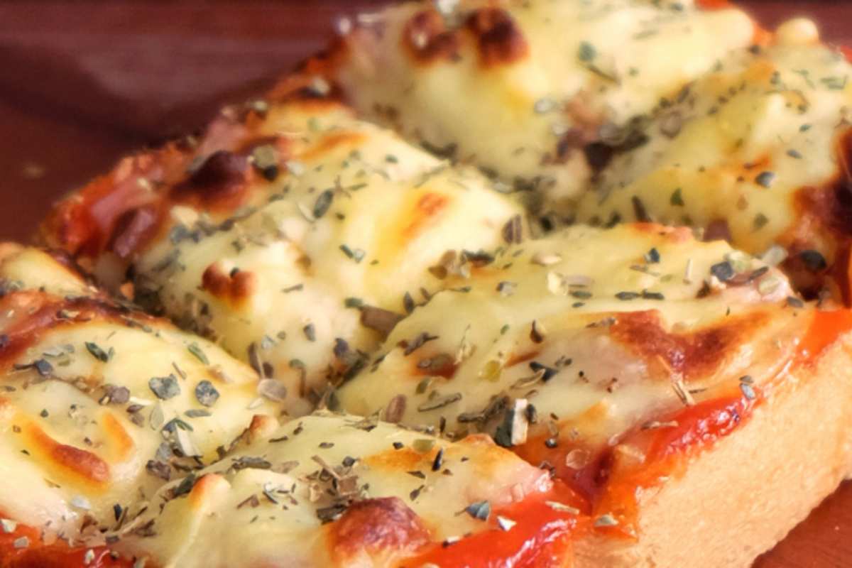 pizza di pane con pomodoro e mozzarella