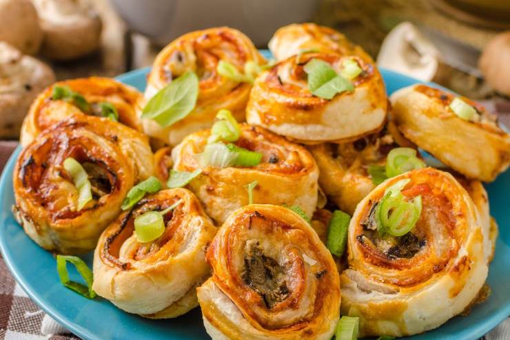 piatto con pizzette di sfoglia