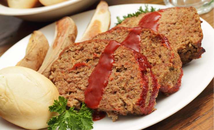 piatto con fette di polpettone