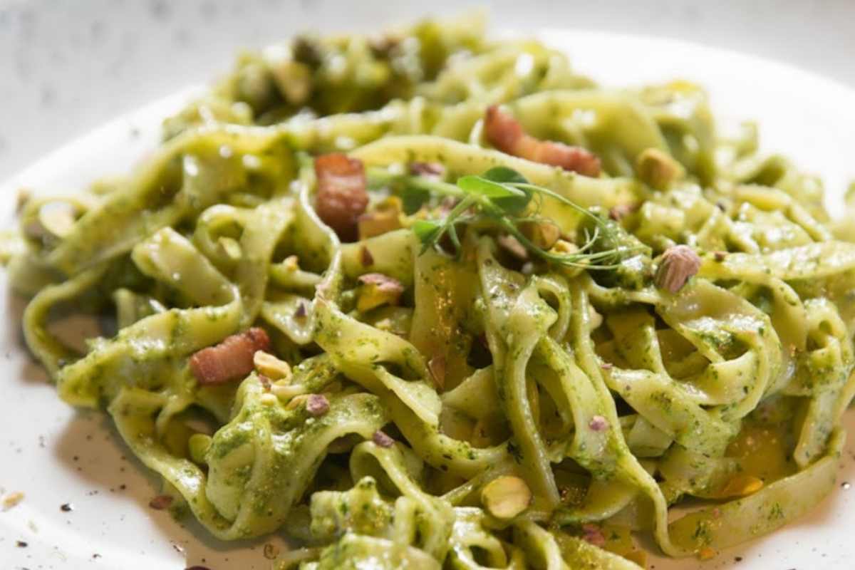 pasta con crema di burrata e pistacchio e guanciale