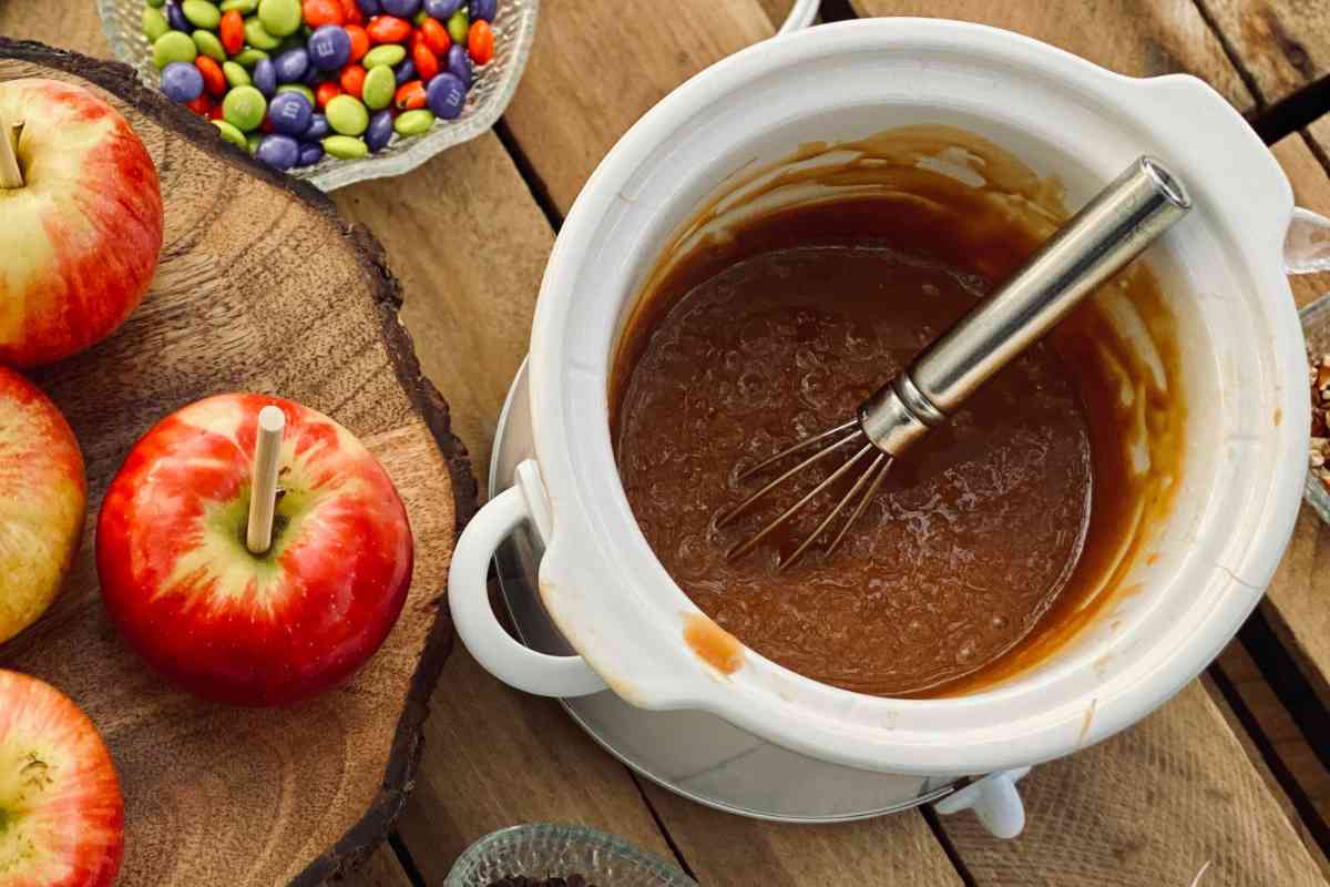 mele confettini di cioccolato e pentola di caramello