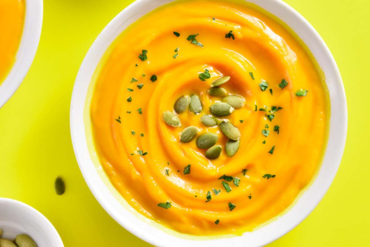purè di zucca in un piatto bianco
