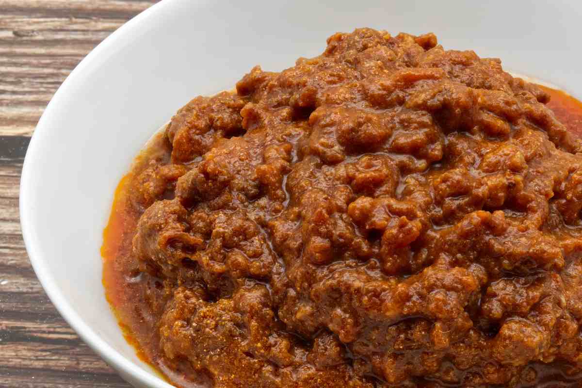 piatto pieno di ragù