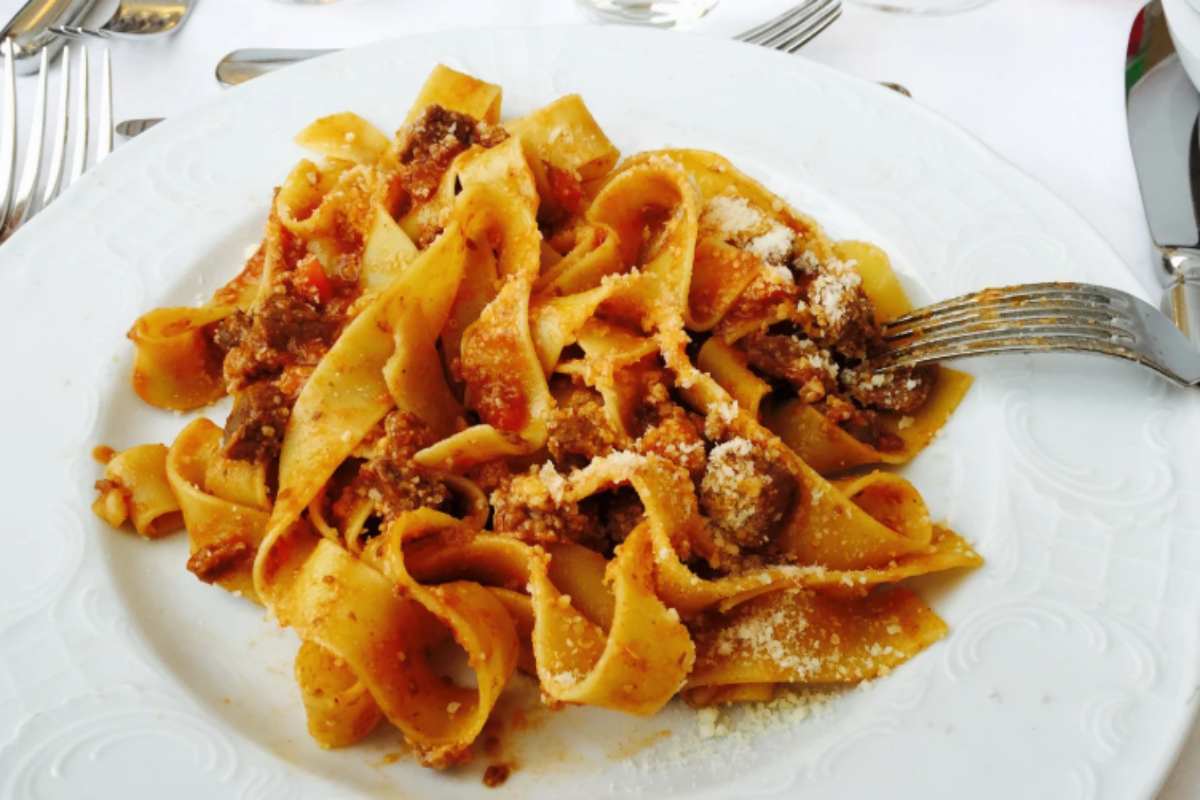 tagliatelle con ragù di salsicce