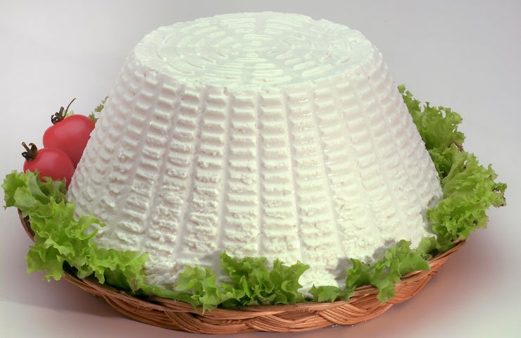 Ricotta fresca su un cestino