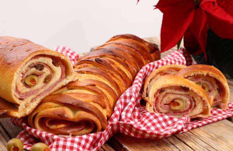 Pan de Jambon avvolto in una tovaglia a quadratini bianca e rossa