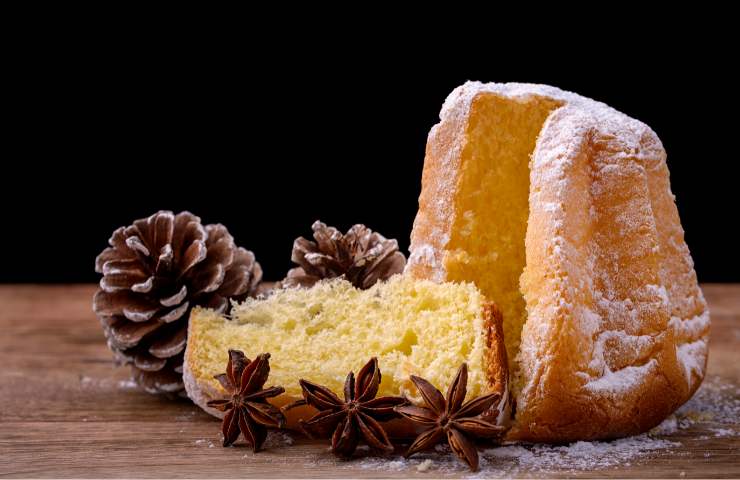 Mini pandoro affettato con delle pigne