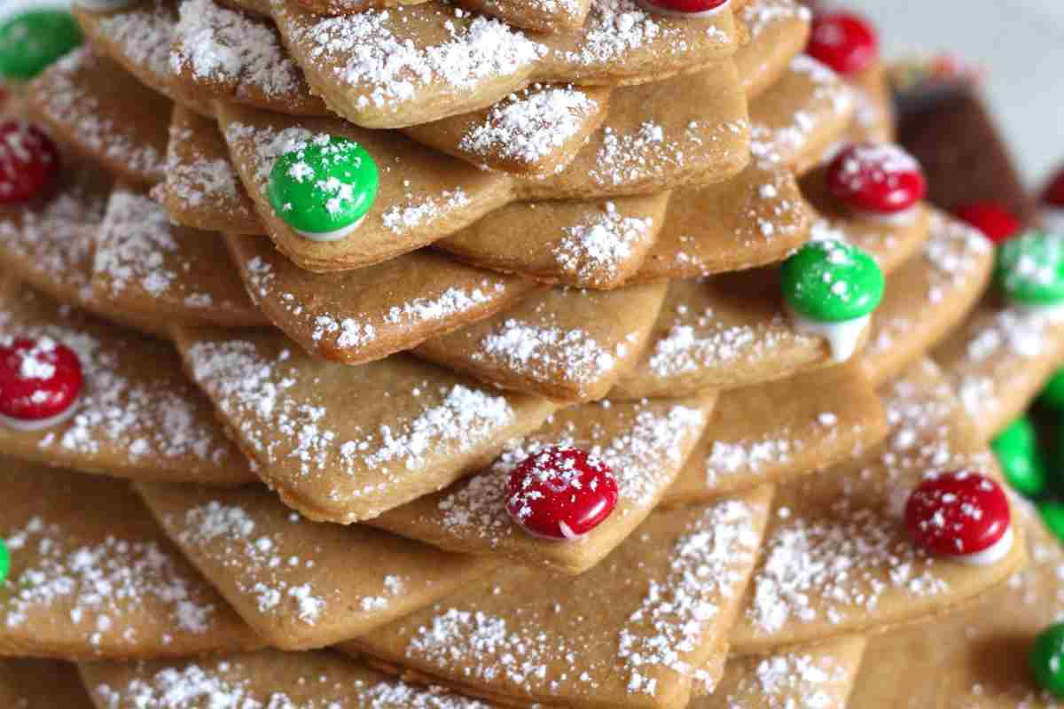 Alberello di Natale decorato con confettini colorati e zucchero a velo