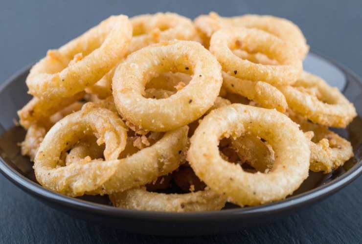 anelli di cipolle croccanti in un piatto