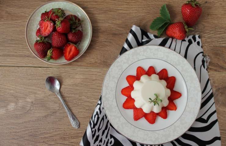 Biancomangiare siciliano con fragole in una ciotola