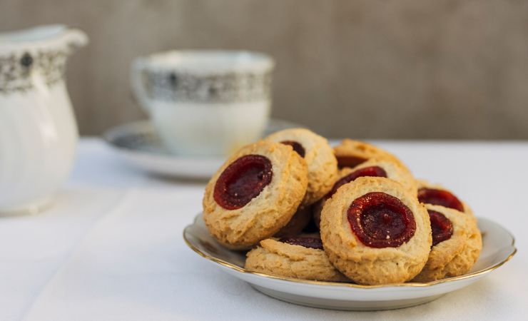 piatto di biscotti al lampone e tazza di tè
