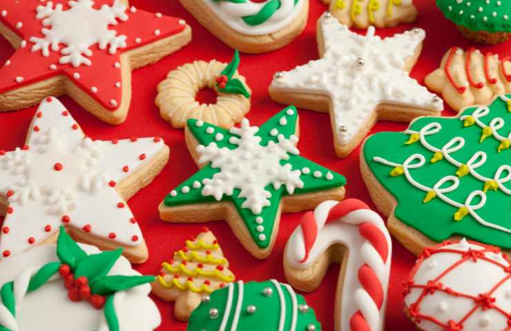 biscotti di Natale decorati su tovaglia rossa