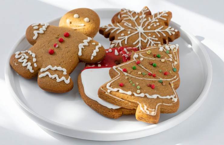 Biscotti natalizi in un piattino