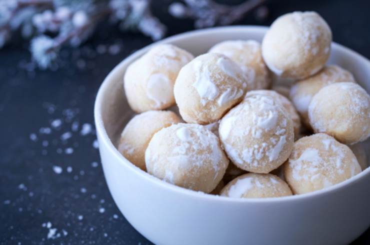 biscotti palle di neve in una ciotola