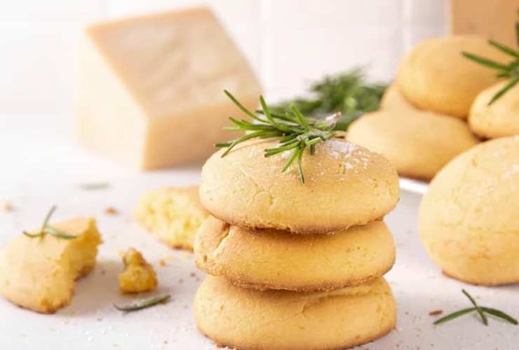 pila di biscotti salati al parmigiano