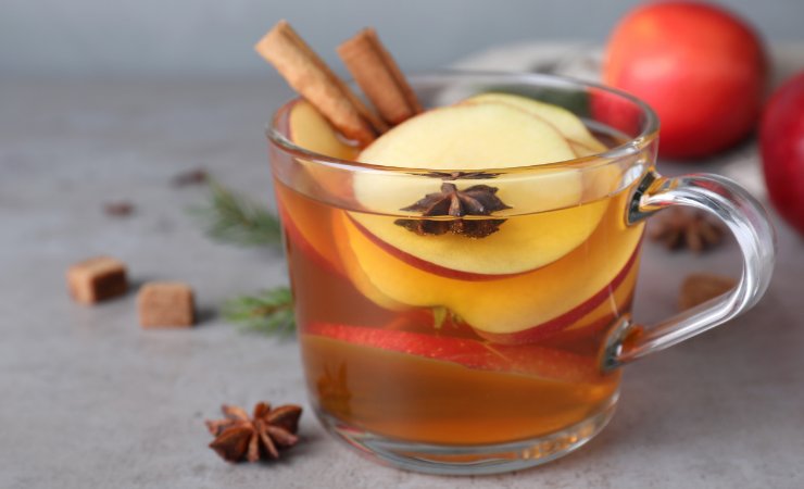 bicchiere di brulé di mele