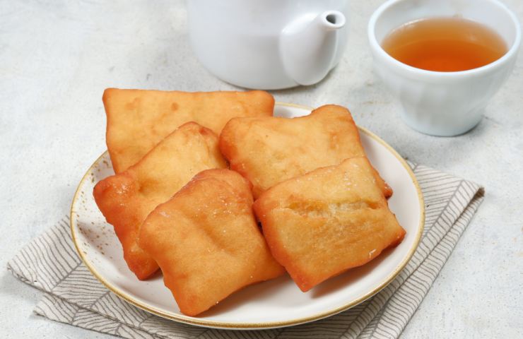 calzoncelli abruzzesi fritti su un piatto