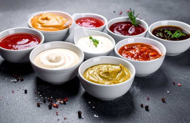 Salse di diverso tipo in ciotoline su un tavolo