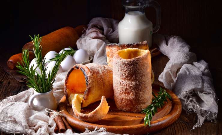 cannoli al forno su tagliere 