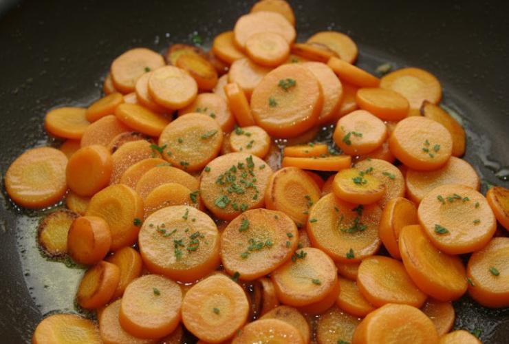 carote in padella con burro e aromi