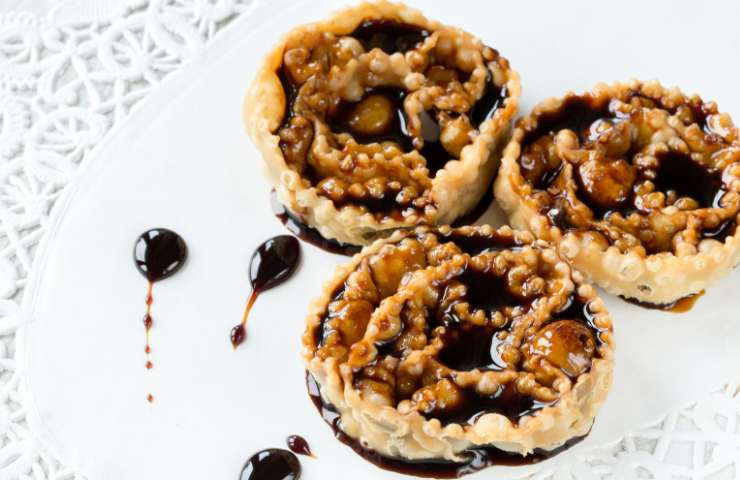 Cartellate pugliesi con del vincotto