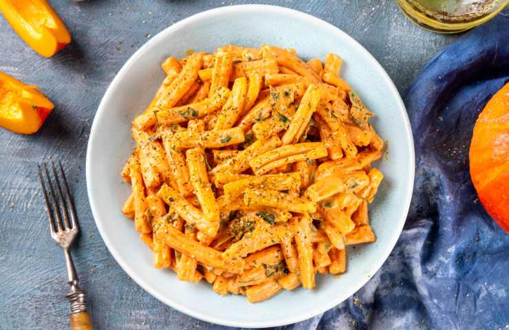 Caserecce cremose alla zucca in un piatto