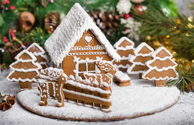 Casetta di pan di zenzero con numerosi dettagli